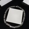 Der Designer entwirft eine minimalistische Halskette für Frauen mit einer hochwertigen und stilvollen Geschenkbox für den Valentinstag und Weihnachten
