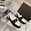 Chaussures habillées pour femmes de haute qualité bas en cuir blanc noir avec chaîne chaussures d'affaires chaussures de soirée décontractées designer mocassins formels chaussures de conduite avec boîte
