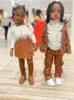 Ensembles de vêtements 2023 Tenues d'automne Enfants Bébé Filles Vêtements 2pcs Hauts en fourrure PU Mini jupes Costumes Vintage Streetwear Brown Enfants 231204