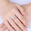Pierścień designerski klasyczny srebrny pierścionek 925 z Japonii i Korei Południowej Pierścień dla kobiet z czterema prgatowanymi głową Bull 1 CT Pusty zestaw Diamond Stamstone Pierścień