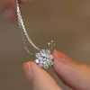 Stylish 925 Sterling Silver 1 CT Moissanite Sunflower Pendant Cellavicle Chain Halsband Pendant Halsband CLAVICLE CHAIN ​​KEL Kvinnor Fashion Jewelry for Wedding Present