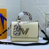 Designer Luxurys Designer Handväska 50362 axelväskor Högkvalitativ klassisk EPI -GRAIND LEATHER DIAGONAL BAG WILD AT HART SERIE T207R