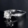 Pierścień designerski klasyczny srebrny pierścionek 925 z Japonii i Korei Południowej Pierścień dla kobiet z czterema prgatowanymi głową Bull 1 CT Pusty zestaw Diamond Stamstone Pierścień