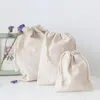 Bolsas de regalo de lino con margaritas blancas, 9x12cm, 10x15cm, 13x17cm, paquete de 50 bolsas de recuerdo para dulces de fiesta, bolsa con cordón para joyería de maquillaje 2825