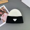 豪華なデザイナービーニースプライスカラーハットファッション逆三角形のロゴニット冬の帽子ユニセックス汎用カジュアルブリムレスハットウォームカシミア帽子ドロップシッピング