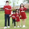 Abiti coordinati per la famiglia Maglioni Mamma Figlia Abito rosso Papà Figlio Maglieria calda Look Coppia Outfit Adulti Bambini Maglione pagliaccetto 231204