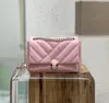 Questa borsa è inspiegabilmente coordinata con forme geometriche e la pelle di mucca morbida. Ha un rivestimento in pelle di pecora e ha una sensazione delicata. È molto femminile e casual