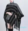 Bufandas Color Otoño Criss Cross Cloak Punto Multipropósito Poncho Cappa Mujeres Bola de piel suelta Streetwear Pompón a rayas Mantón Prendas de punto