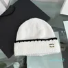 Klassische Herbst Winter Hot Style Beanie Hüte Männer und Frauen Mode Doppel Brief Universal Gestrickte Biene Buchstaben Kappe Herbst Wolle Outdoor Warme Schädel Kappen