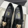 Scarpe eleganti da donna di lusso Tacchi spessi Mocassini con fibbia a cuore in vera pelle con griglia di diamanti Scarpe in pelle