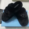 Sandali con ciabatte da donna in lana soffice con triangolo di marca di lusso Sandali da donna con fondo piatto in pelo di agnello Scarpe da mulo Pantofole invernali con punta tonda Pantofola calda Sandalo con suola in gomma antiscivolo