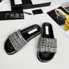 38 ٪ قبالة الأحذية الرياضية 2024 High Leend Xiaoxiang Family Checkered Compled for Womens Summer Summer Outwear Cool Round Head Flat Bottom Slippers One Line Slippers