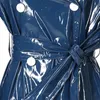 Kvinnorjackor Nerazzurri Spring Long Blue Reflective Patent Leather Trench Coat för kvinnor med lång raglanärm Sashes Watertproof Raincoat 231204