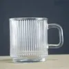 Vinglas 340 ml Glasskopp med handtag Enkel vertikal rand Iced Latte kaffekall Drink Mugg vatten grossistkoppar dricker 231205