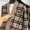 Kadın Sweaters Büyük boy kazak Kadın Tasarımcı Kazak Sonbahar Moda Çizgili Örgü Örgü Knit Ceket Üçgen Hardigan Ceket Gevşek Basit Düğme Gömlek