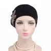 Nya kvinnor pärlor blomma turban cap sammet huvud wraps caps beanie skallies turban kemo cap muslim huvudduk