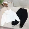 Tasarımcı Çocuk Üçgen Etiketleme Spor Giysileri Setleri Erkek Kızlar Kapşonlu Uzun Kollu Sweatshirt PU Deri Kemer Bel Çanta Pantolon 2 PCS Çocuk Kıyafetleri Z5789