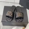 Sandálias deslizantes metálicas de luxo mulher sandália marca flip flops para mulheres de alta qualidade elegante chinelo moda clássicos chinelo sapatos planos sandálias bordadas de couro