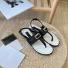 Designer Slippers Vrouwen Sandalen Platte Bodems Metalen Gesp Slippers Diamant Satijnen Slippers Lady Fashion Outdoor Zomer Slipper