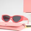 Miu Designer Óculos de sol Moda Óculos de sol de luxo para homens e mulheres Óculos femininos resistentes à radiação Foto de rua dirigindo opção multicolorida