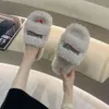 Designerskie buty Paris Sandals Luksusowe kapcie Furry platforma Plush Suppers Haftowanie B Word Para pluszowe kapcie Furry Slajd zamszowe kapcie DW54L