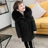 ダウンコート冬の子供ファー2023ファッションボーイズガールズ衣料フード付き濃厚な暖かいジャケットアウターウェアパーカスノースーツティーンエイジャーキッド服Q231206