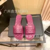 38% 할인 스포츠 슈즈 2024 Xiaoxiangjia lingge for Womens Summer New Round Headed Flat Heel 한 줄의 미끄러운 가죽 표면을 착용하는 열린 발가락 시원한 슬리퍼