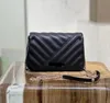 Questa borsa è inspiegabilmente coordinata con forme geometriche e la pelle di mucca morbida. Ha un rivestimento in pelle di pecora e ha una sensazione delicata. È molto femminile e casual