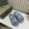 Zapatos de diseñador Sandalias de París Zapatillas de lujo Plataforma peluda Sandalia Zapatillas de felpa Bordado B Palabra Pareja Zapatillas de felpa Zapatillas de gamuza Furry Slide MUVJL