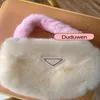 20cmx10cm Fashion P Fur Bag Triangle con maniglia di peluche con maniglia per trucco con cerniera cinturino così carino2248