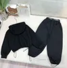 Tasarımcı Çocuk Üçgen Etiketleme Spor Giysileri Setleri Erkek Kızlar Kapşonlu Uzun Kollu Sweatshirt PU Deri Kemer Bel Çanta Pantolon 2 PCS Çocuk Kıyafetleri Z5789