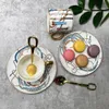 Tazze 2 Set Euro Royal Court Bone China Tazze e piattini Coppia retrò Tazze da caffè Set da tè pomeridiano con cucchiaio Confezione regalo 231204