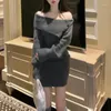 カジュアルドレスオフショルダーボタンソリッドカラー長袖ドレス女性2023秋の韓国ファッションスレッドセクシーなスリムニットミニ