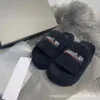 Buty designerskie Paris Slipper Furry platforma sandałowe pluszowe kapcie hafty b słowo para pluszowe kapcie furry slajd zamszowe kapcie 98xxl