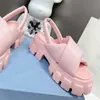 Sandálias de meninas romanas de couro designer macio chinelos de pão de pele de carneiro clássico fivela triangular mulheres sapatos muffin sola grossa sandália 35-41 com caixa