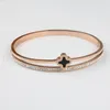 Brazalete Adorno de moda americana Acero inoxidable Pulsera de diamantes de una hilera Joyería Oro rosa Trébol Titanium281E