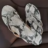 Sandálias de verão mulheres sandálias leopardo impressão senhora moda strass plus size 35-43 boca rasa plana sólida boca de peixe sandálias sapatos 231204