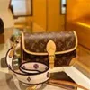 Sac de sac à main designer 60% de réduction 2023 Laohuafa Stick Cowhide Women's avec un large bandoulière sous l'aisselle de l'aisselle médiévale 233J