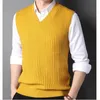 メンズセータープルグラメンプラスサイズS-4XL Printemps Automne Surdimensionne Hommes Gilets Solide Simply All-Match V-Cou Couples Retro Ingent Doux 231205