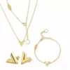 Orecchini di design con bracciale in oro di moda per donna Collana con ciondolo Braccialetti con ciondoli in acciaio inossidabile Set di gioielli di design Collana da donna3288