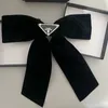 Große Schleife-Haarspange, niedliche Dreieck-Buchstaben-Haarspangen, modischer Haarschmuck für Geschenkparty