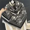 Sciarpe 2023 Autunno Inverno Senza maniche Poncho quadrato Moda donna Stampa Mantello Punto aperto Scialle Femminile Nappa Capo T381 231204