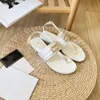 Designer Flip Flops Sandals Płaskie dno metalowe klamra klapki klapki diamentowe satynowe kapcie mody na zewnątrz letni pantofel
