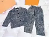 Брендовый детский спортивный костюм с логотипом и полной печатью, детская дизайнерская одежда, размер 100-150, для мальчиков и девочек, однобортная джинсовая куртка и брюки, 25 ноября.