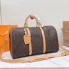 Designer duffel bags oversize moda ao ar livre pacotes para homens mulheres grandes bolsas de viagem saco de bagagem clássico couro tote 50cm