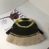 ベレー帽の縞模様のニットビーニー帽子女性のためのカラフルな手作りのかぎ針編みの頭蓋