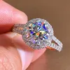 Anéis de casamento luxuoso cor prata metal incrustado boutique anel de zircão branco adequado para recepções de uso diário feminino 231205