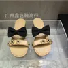 СКИДКА 23% Спортивная обувь 2024 Xiaoxiang Bowtie Flower Button для женщин. Летняя новая верхняя одежда с двумя крутыми тапочками с низкой круглой головкой и толстыми каблуками.