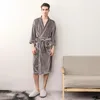 Masculino sleepwear cor contrastante sexy pijama longo ouro veludo cardigan casal roupão macio robe pijama homens inverno para manter quente