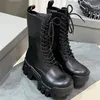 Designer Martin Boots Leder Motorradstiefel Mode Kniestiefel Winter Frauen Mode-Schneide-up-Graffiti-Schuhe klassische Designerin dicker Locked Women für lange grobe grobe grobe